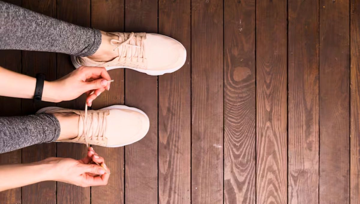 Atarse la zapatilla siempre en el mismo orden no es casualidad. La psicología tiene varios análisis sobre ese gesto tan repetido.