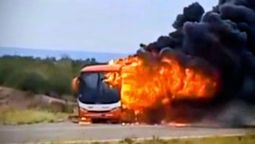 Las imágenes que se vieron en la Ruta 40 por el incendio de un micro de San Rafael.