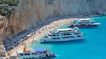 Un fuerte sismo sacudió a una isla griega y dejó una saldo de dos muertos