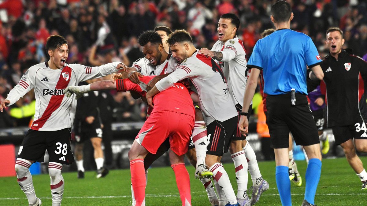 Armani es felicitado por sus compa&ntilde;eros de River.