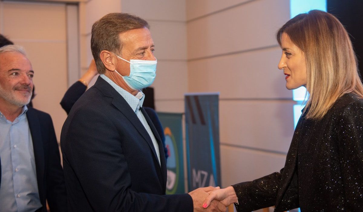 El gobernador Rodolfo Suarez saluda a Lía Martínez, quien fue designada como directora ejecutiva del Fondo de Agua del Río Mendoza.