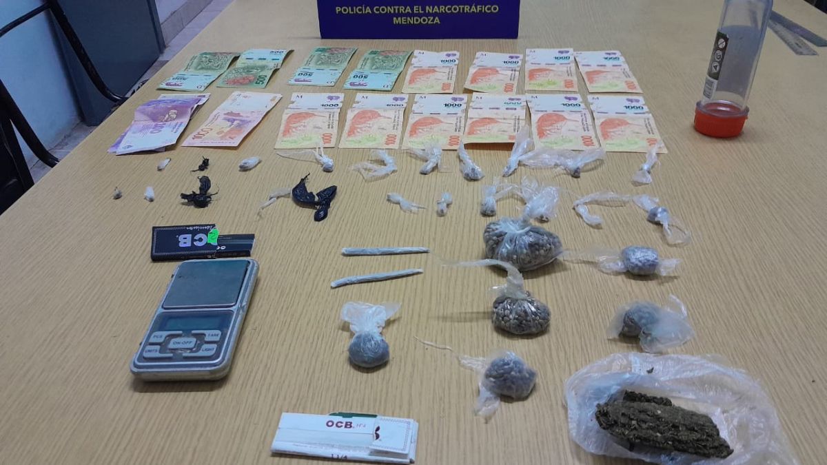 En uno de los tres procedimientos contra el narcotráfico, en General Alvear, además de las drogas secuestradas, se detuvo a tres personas, y se encontró dinero en efectivo, producto de las ventas de estupefacientes.
