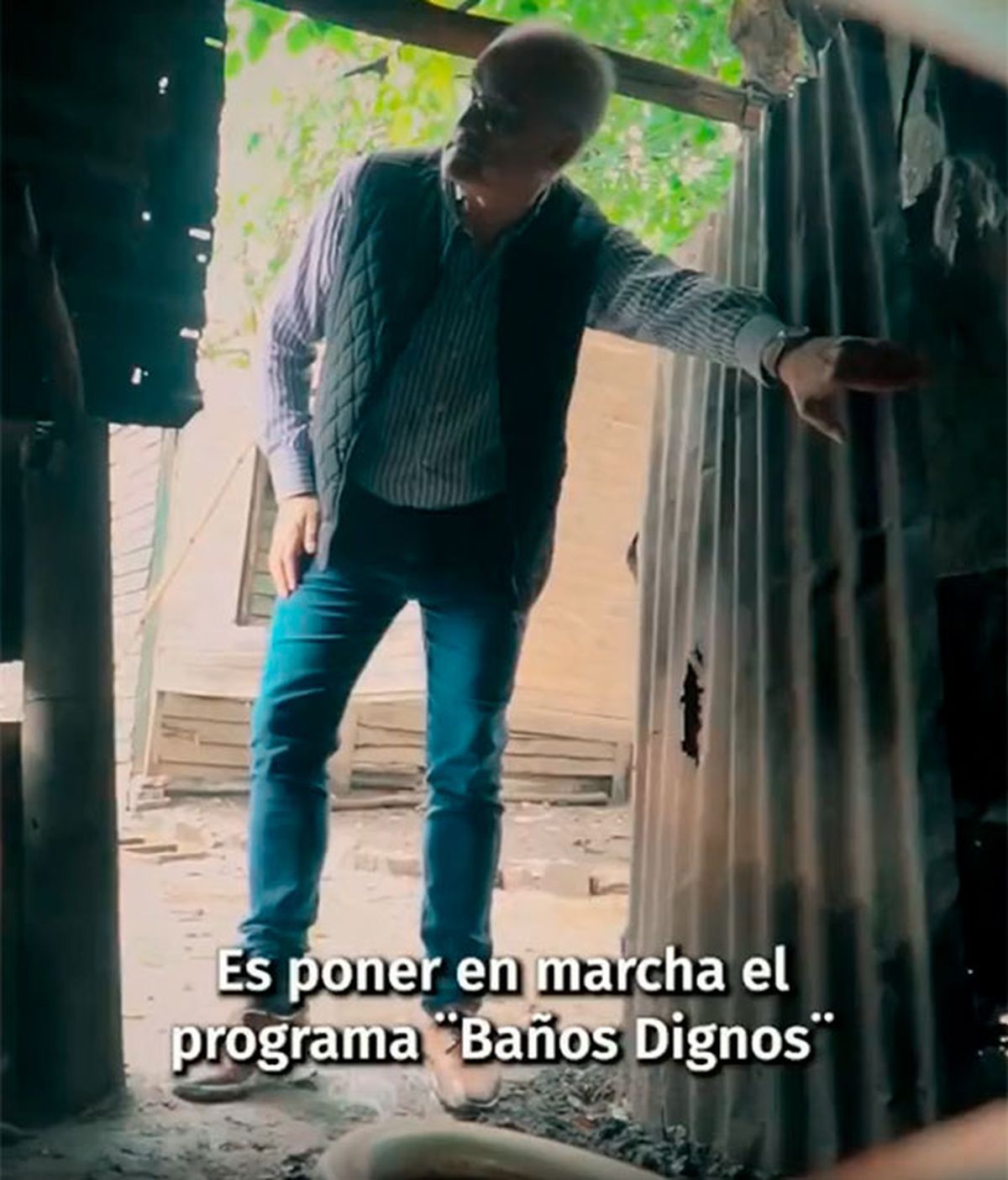 Enrique Lazarte, candidato a intendente en Tafí Viejo, mostró que en la ciudad muchas calles no están asfaltadas y algunos vecinos no tienen baños.