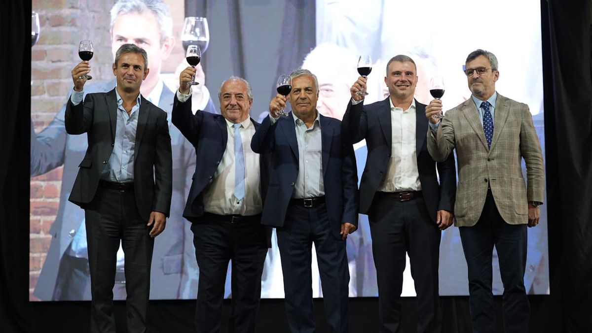 Brindis en el Agasajo de Bodegas de Argentina. En la foto, el presidente Walter Bressia, el gobernador Alfredo Cornejo, el intendente de Godoy Cruz, Diego Costarelli y Martín Menem, presidente de la Cámara de Diputados de la Nación. Brindis en el Agasajo de Bodegas de Argentina. En la foto, el presidente Walter Bressia, el gobernador Alfredo Cornejo, el intendente de Godoy Cruz, Diego Costarelli y Martín Menem, presidente de la Cámara de Diputados de la Nación.