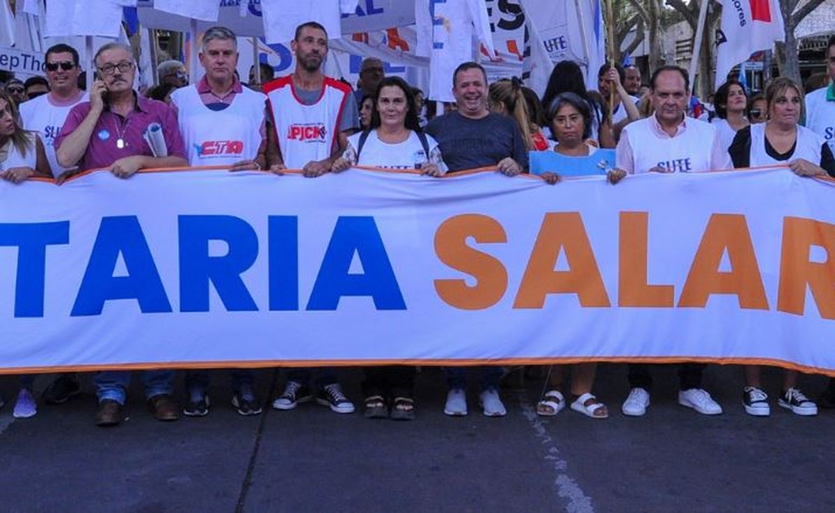El SUTE aceptó la propuesta salarial del gobierno de Mendoza pero confirmó un plan de lucha en la Fiesta Nacional de la Vendimia con manifestaciones contra funcionarios nacionales. Será en reclamo de la deuda del Fondo Compensador Docente y otros programas. El SUTE aceptó la propuesta salarial del gobierno de Mendoza pero confirmó un plan de lucha en la Fiesta Nacional de la Vendimia con manifestaciones contra funcionarios nacionales. Será en reclamo de la deuda del Fondo Compensador Docente y otros programas.