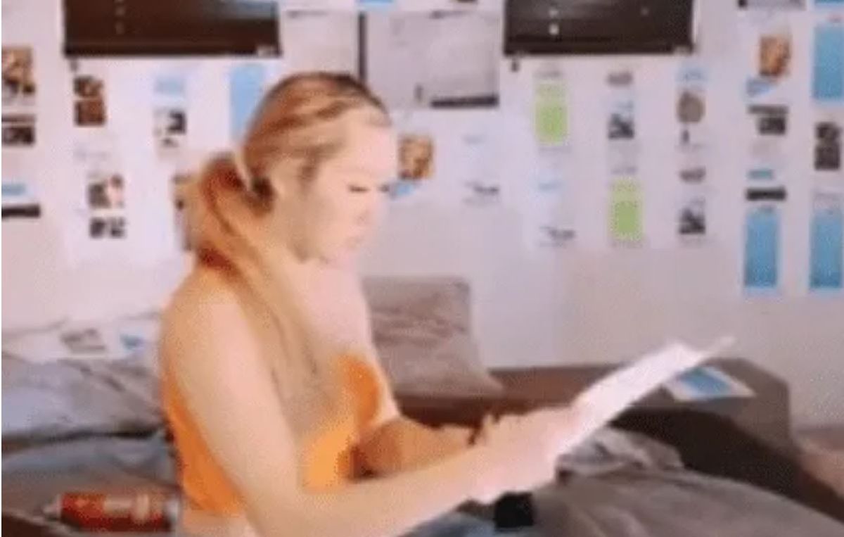 Terrible venganza. Su novio la engañaba y empapeló su pieza con los chats de la infidelidad.