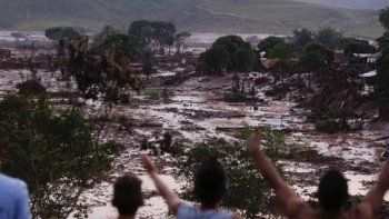 Aún continúa la búsqueda de desaparecidos tres días después de que cedieran dos diques en Brasil