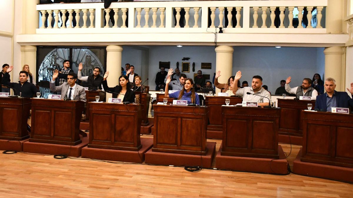 Concejales de Guaymallén postergaron la decisión sobre si conforman una comisión investigadora para destituir a Miqueas Burgoa (segundo, de izquierda a derecha).