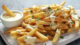 Esta receta de mayonesa casera, que tiene al ajo como gran protagonista, es ideal para acompañar unas buenas papas fritas. Esta receta de mayonesa casera, que tiene al ajo como gran protagonista, es ideal para acompañar unas buenas papas fritas.