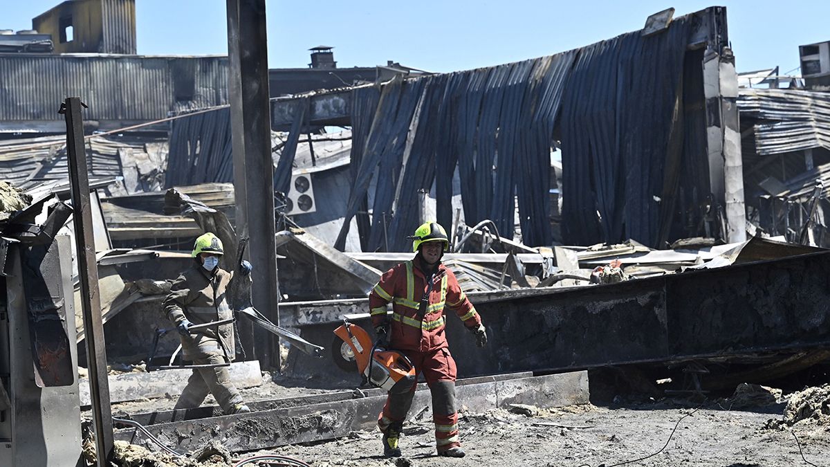 Guerra Rusia - Ucrania: bomberos trabajan en los restos del centro comercial.