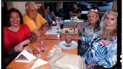 Sandra Passini (de rojo) junto a su pareja Roberto Bouget y famliares. Ambos se habían contagiado de Covid-19.