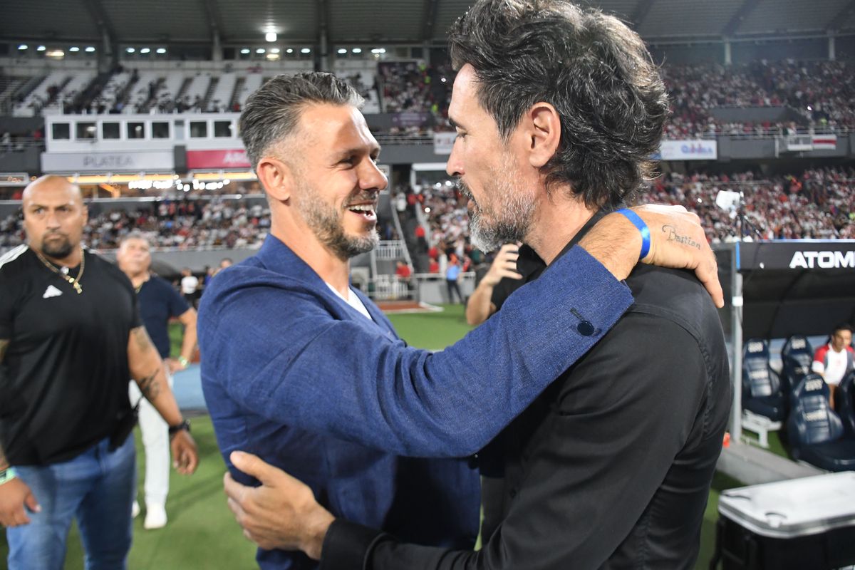 Demichelis saludó, como es costumbre, al DT rival Demichelis saludó, como es costumbre, al DT rival