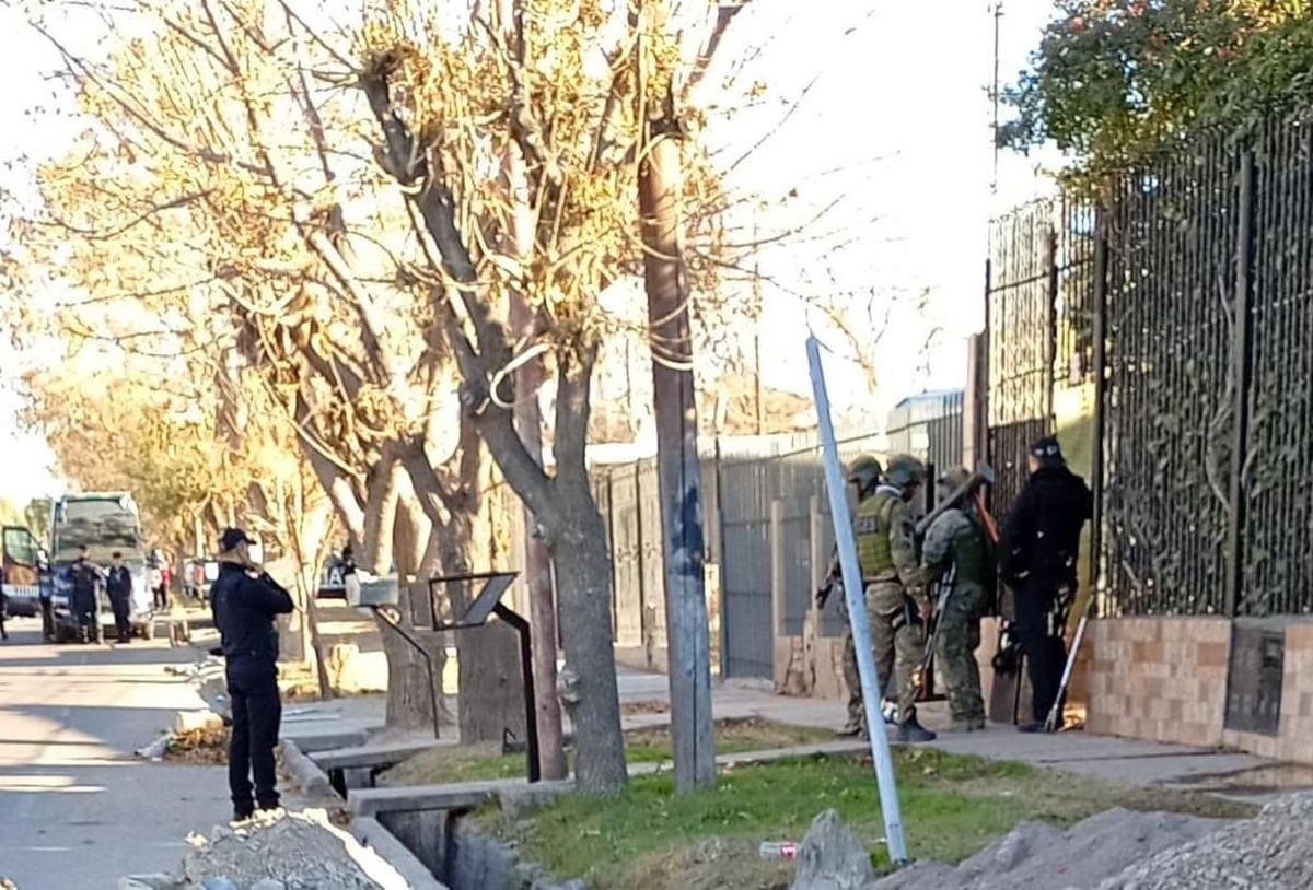 El operativo requirió la presencia de las fuerzas especiales. El operativo requirió la presencia de las fuerzas especiales.