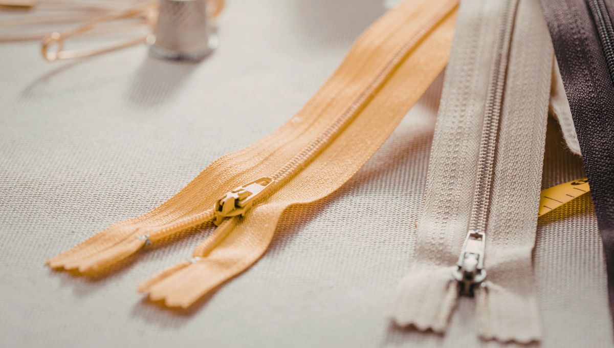 Si se trata de un pantalón o bolso, puede ser un poco más complicado; debes despejar bien las dos mitades que deseas unir. Si se trata de un pantalón o bolso, puede ser un poco más complicado; debes despejar bien las dos mitades que deseas unir.