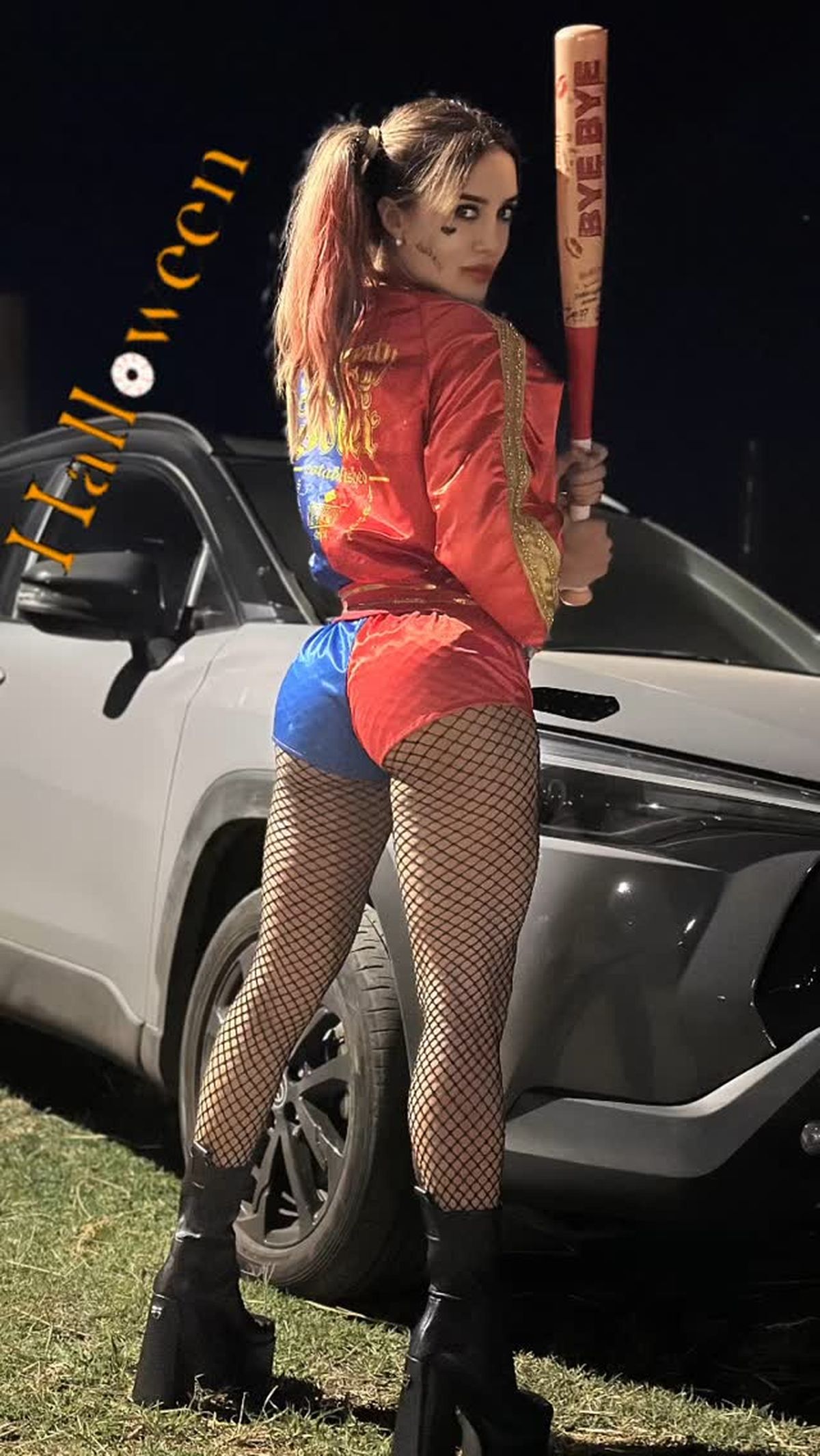 Claudia Ciardone se suma a los shorts ultra XS en clave bicolor y paraliza Halloween.