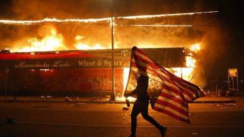 Incendios, saqueos, violencia y serios incidentes dejan una nueva jornada de protestas en Estados Unidos