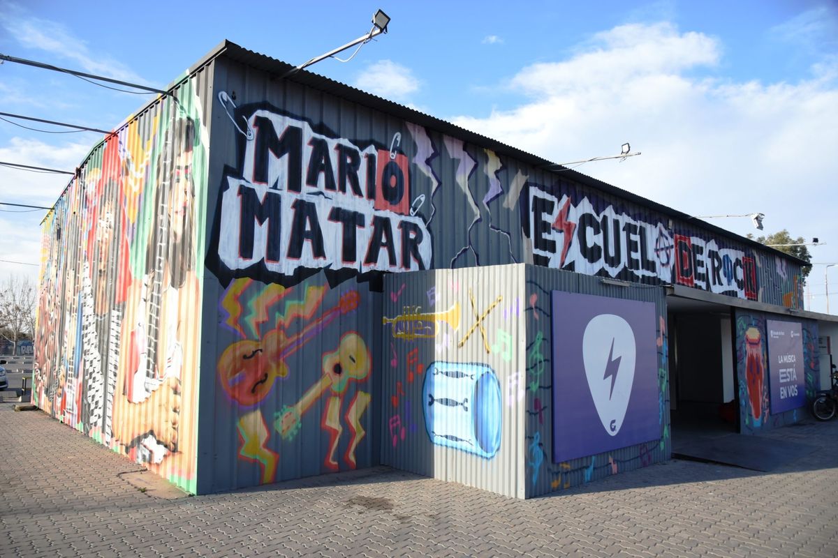 Desde septiembre del año pasado, la Escuela de Rock de Guaymallén tiene edificio propio ubicado en uno de los galpones del Le Parc. Desde septiembre del año pasado, la Escuela de Rock de Guaymallén tiene edificio propio ubicado en uno de los galpones del Le Parc.