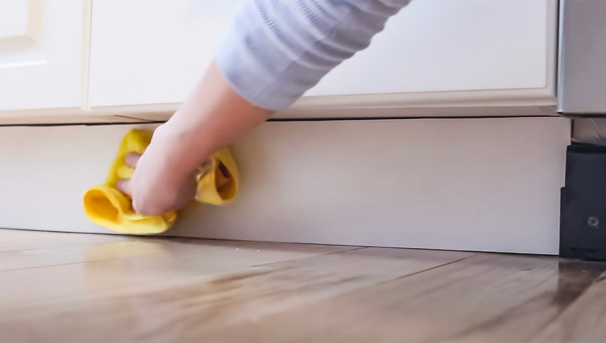 El insuperable truco de limpieza para recuperar el color del zócalo de cocina