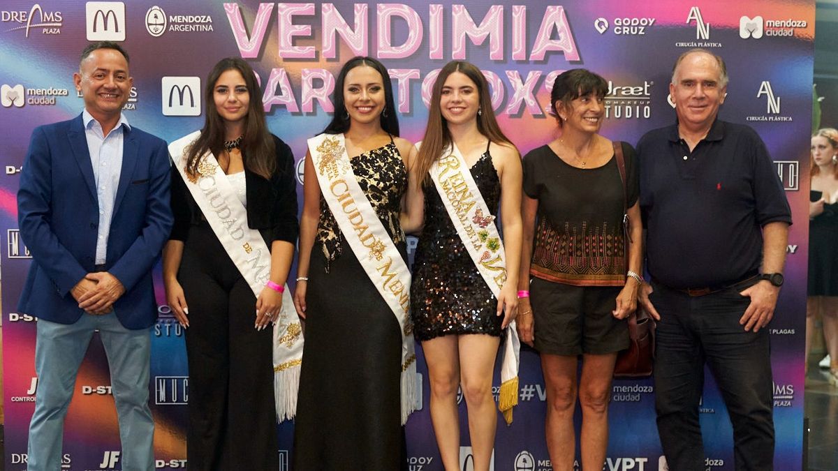 Felipe Rinaldo, Lara Iacopini, Noelia Volpe, Gabriela Castillo y Mario Campos