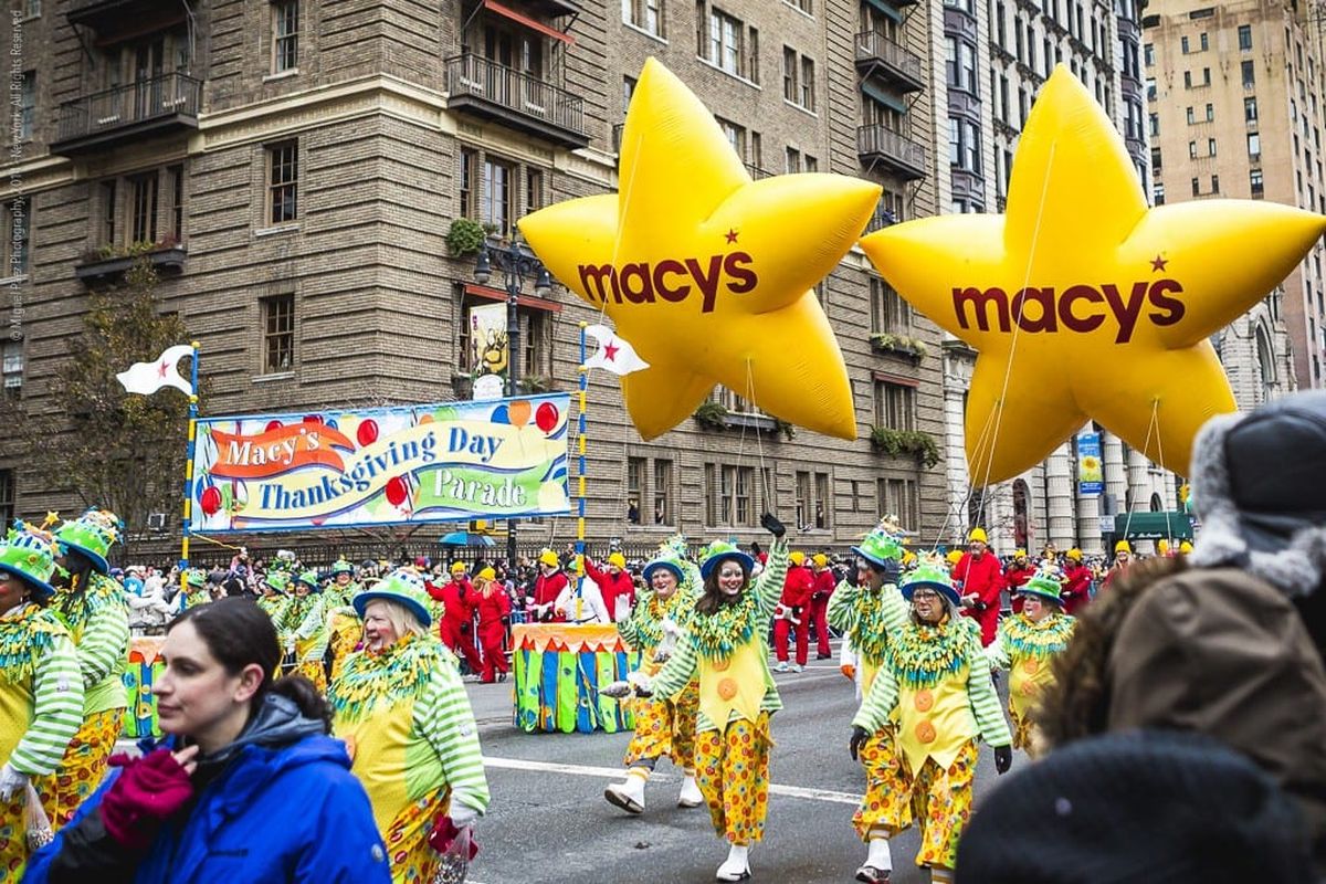 Los globos gigantes del desfile se ven en toda la ciudad. Los globos gigantes del desfile se ven en toda la ciudad.