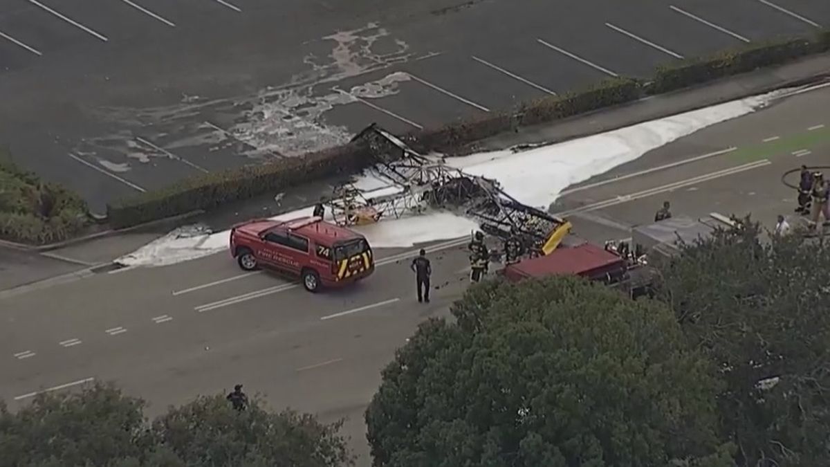 Video: el momento en el que una avioneta se estrelló en una calle de Hollywood