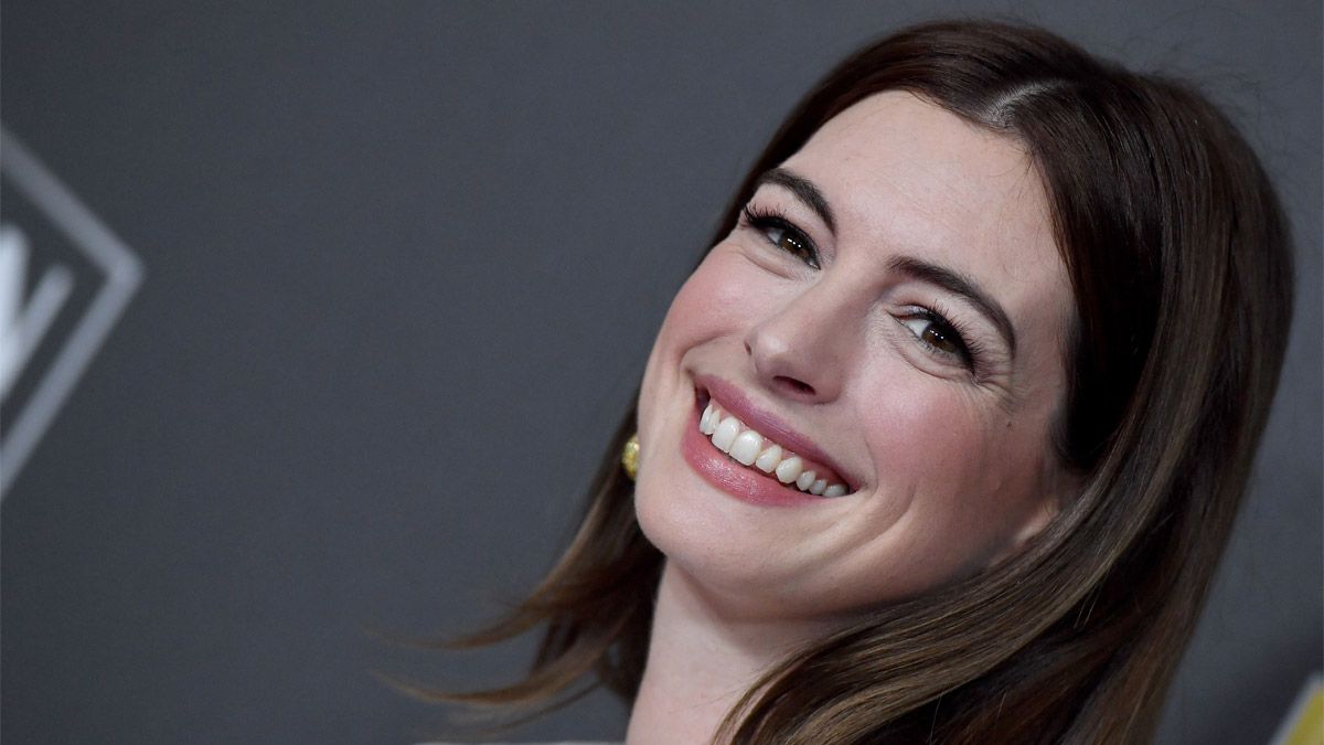 La actriz Anne Hathaway interpreta a Jamie Randal en De amor y otras adicciones, película de Netflix.