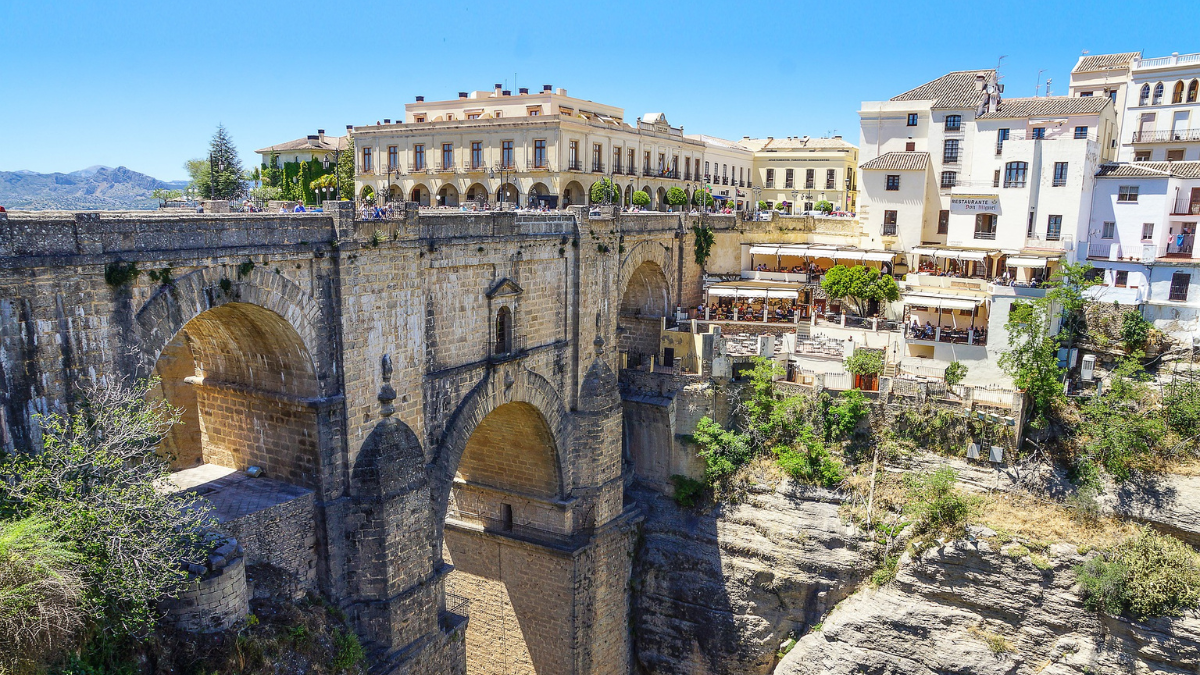 Ronda es un encantador pueblo de España conocido por su espectacular ubicación sobre un profundo desfiladero. Ronda es un encantador pueblo de España conocido por su espectacular ubicación sobre un profundo desfiladero.