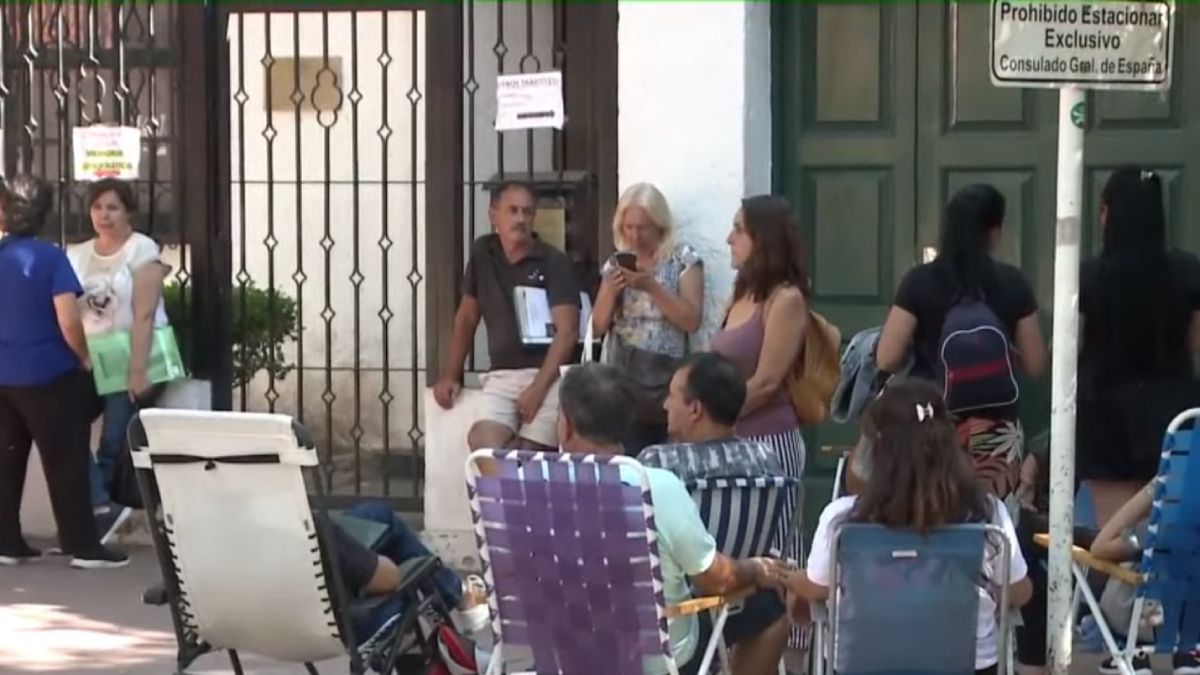 Largas colas y horas de espera en la puerta del Consulado General de España en Cuyo, con sede en Mendoza. Muchos llegan por el trámite por la Ley de Nietos.