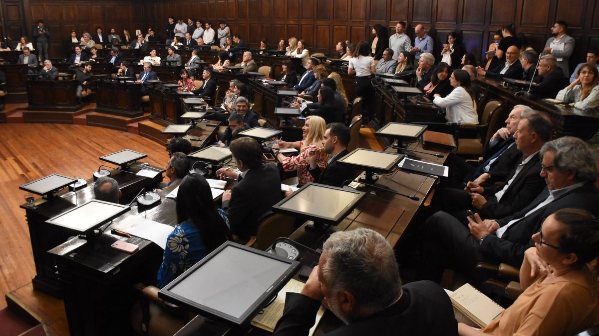 Para acceder a las bancas que se ponen en juego en estas elecciones en la Legislatura, las distintas fuerzas políticas compiten por distrito electoral y con el sistema D'Hondt. Para acceder a las bancas que se ponen en juego en estas elecciones en la Legislatura, las distintas fuerzas políticas compiten por distrito electoral y con el sistema D'Hondt.