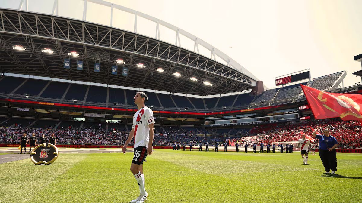 Nacho Fernandez en Seattle con la hinchada nipona detrás.
