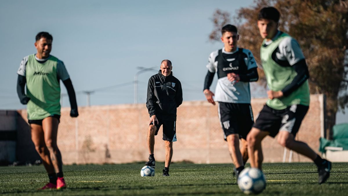 Gimnasia y Esgrima se entrenó en su predio bajo la atenta mirada de su entrenador Darío Franco.