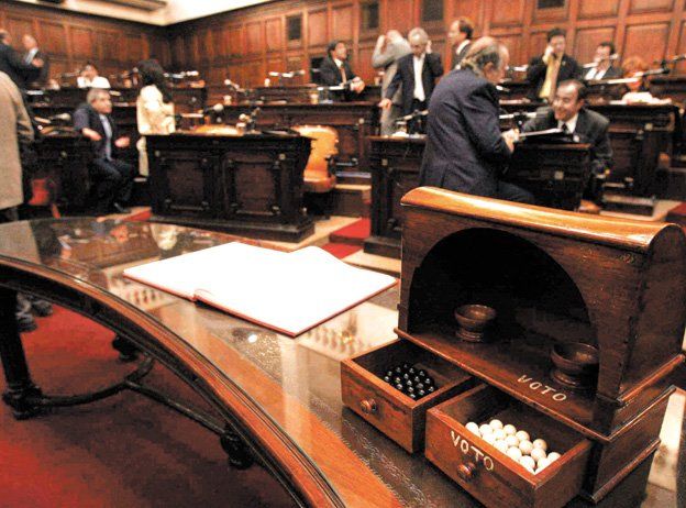 A través de este sistema (bolillas blancas y negras) se vota en el Senado a favor o en contra de la postulación de los funcionarios que realizó el Gobernador. A través de este sistema (bolillas blancas y negras) se vota en el Senado a favor o en contra de la postulación de los funcionarios que realizó el Gobernador.