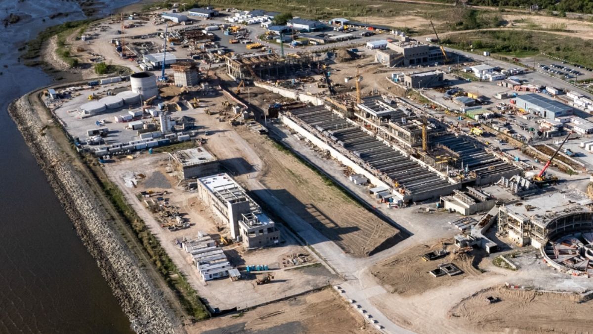 La planta de pretratamiento se está construyendo en Dock Sud, Avellaneda, y tratará los líquidos recibidos del Megacolector. (Foto: Aysa) La planta de pretratamiento se está construyendo en Dock Sud, Avellaneda, y tratará los líquidos recibidos del Megacolector. (Foto: Aysa)