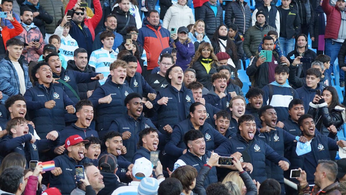 Los chicos de Rotorua, que este domingo juegan en Marista, deleitaron con un Haka desde la tribuna para saludar a los All Blacks Los chicos de Rotorua, que este domingo juegan en Marista, deleitaron con un Haka desde la tribuna para saludar a los All Blacks