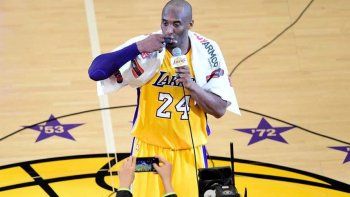 Un fanático pagó una fortuna por la última toalla que Kobe Bryant usó en cancha