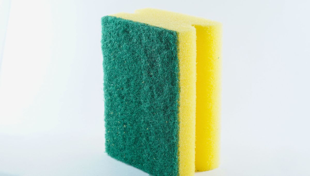 Utiliza esta parte de la esponja para limpiar muy bien los bordes de los platos, fuentes y cubiertos. Utiliza esta parte de la esponja para limpiar muy bien los bordes de los platos, fuentes y cubiertos. 