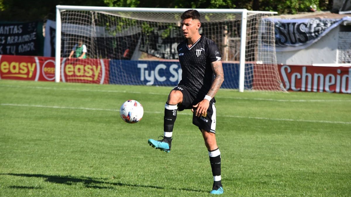 Franco Meritello querie regalarles un triunfo a los hinchas ante Estudiantes de Río Cuarto, en el estadio Víctor Legrotaglie.