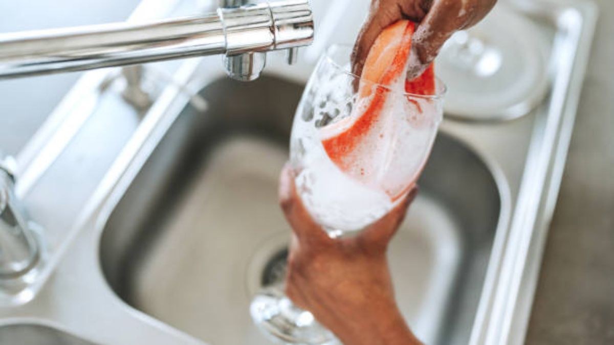 Cómo lavar las copas de vino y que queden relucientes como las de un restaurante: truco sencillo infalible