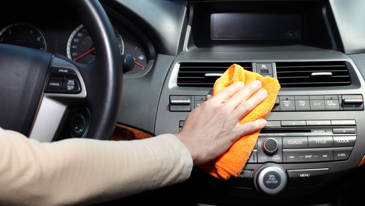 Elimina por completo el polvo dentro de tu auto con esta fórmula mágica