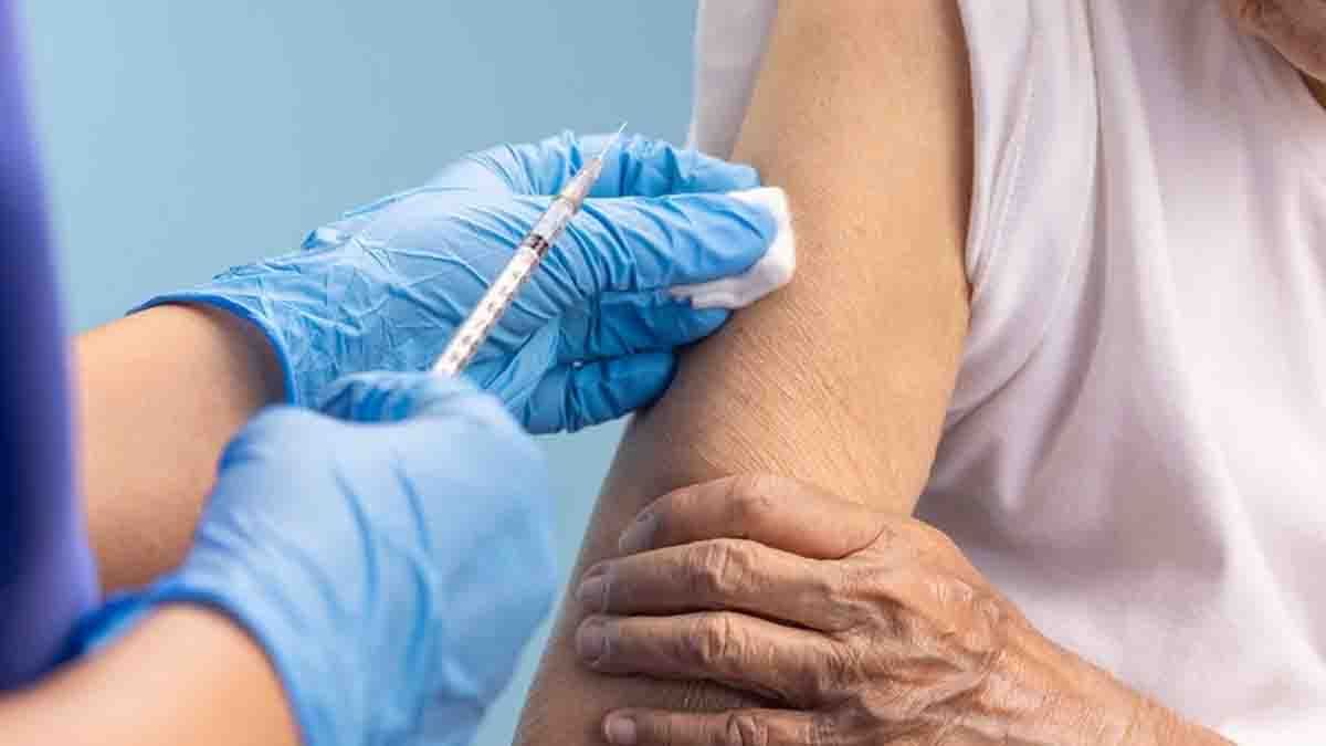 Sobre todos los grupos de riesgo no deben dejar de recibir el refuerzo contra el Covid.
