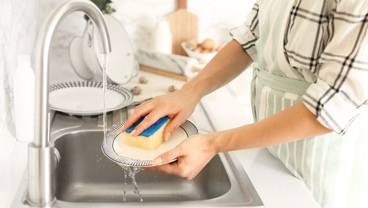 Cómo lavar y desinfectar la esponja de cocina para que no junte mal olor
