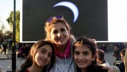 El eclipse juntó a más de mil personas en el Parque Central