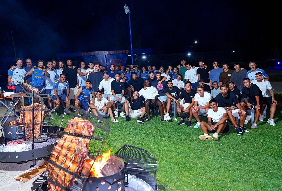El plantel del Xeneize compartió un asado en el predio.