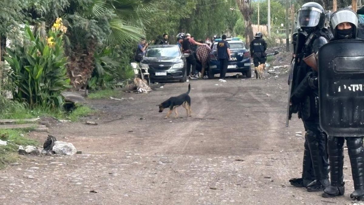 El momento en que se llevaron a uno de los detenidos durante la mañana de este viernes en el asentamiento Castro de Guaymallén. El momento en que se llevaron a uno de los detenidos durante la mañana de este viernes en el asentamiento Castro de Guaymallén.