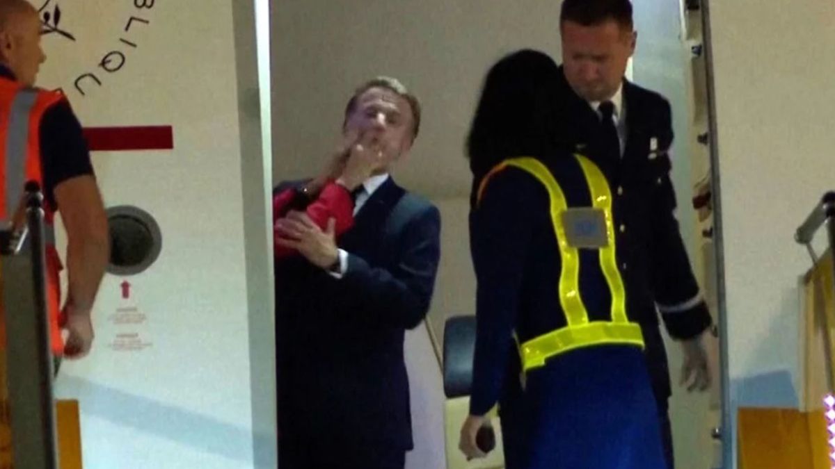 Un momento muy incómodo pasó el presidente francés Emmanuel Macron al ser cacheteado por su esposa en el avión presidencial Un momento muy incómodo pasó el presidente francés Emmanuel Macron al ser cacheteado por su esposa en el avión presidencial