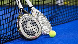 Pádel o paddle: cómo se escribe según la RAE y qué significa ese nombre