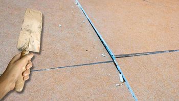 Cómo fijar una cerámica o azulejo de la casa que se mueve: con un truco casero Cómo fijar una cerámica o azulejo de la casa que se mueve: con un truco casero