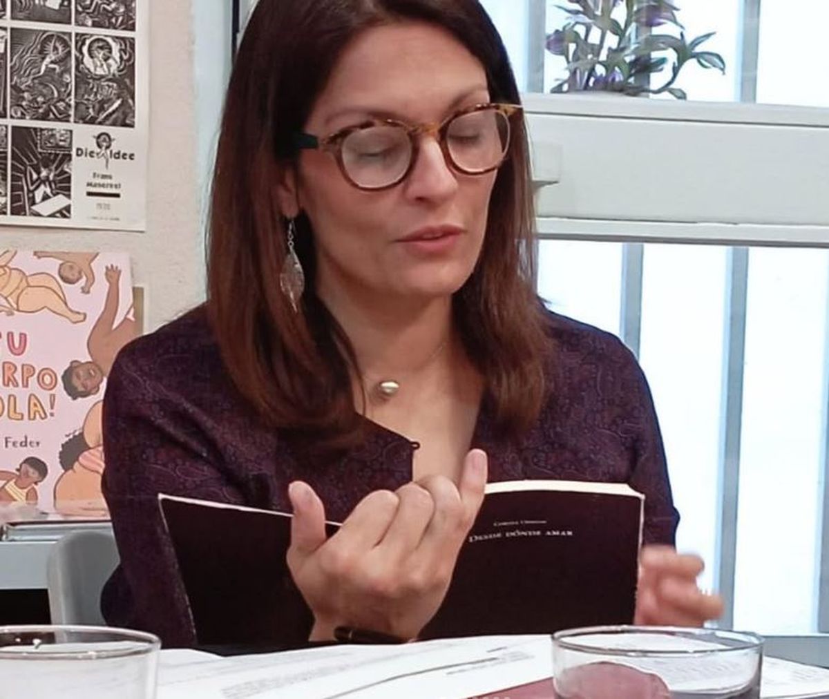 Corina analizó la situación política de Rumania. Corina analizó la situación política de Rumania.