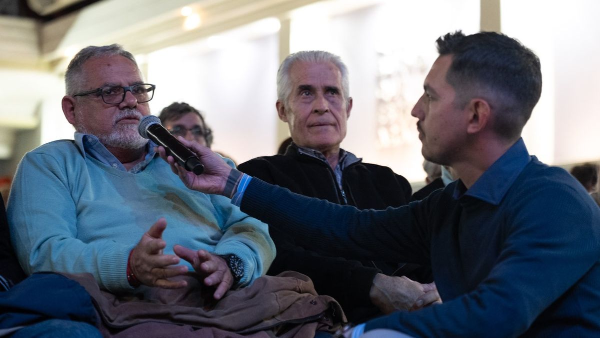 José Luis, oyente de Radio Nihuil, uno de los primeros en hacer una pregunta a Bebo sobre el futuro de los jóvenes. El periodista Cristian Morón lo asiste con el micrófono. José Luis, oyente de Radio Nihuil, uno de los primeros en hacer una pregunta a Bebo sobre el futuro de los jóvenes. El periodista Cristian Morón lo asiste con el micrófono.