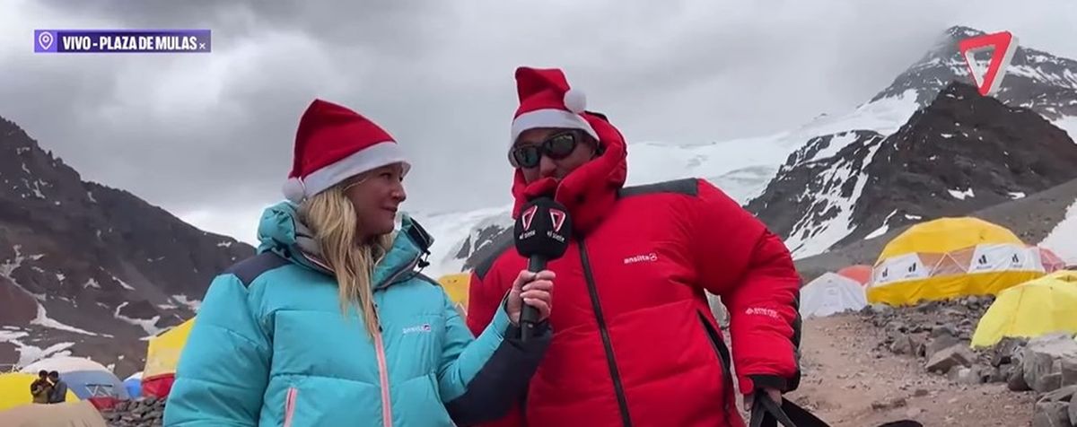 Felicitas Oyhenart y Gerardo Tejeda, mientras esperaban al resto del equipo para celebrar la Navidad